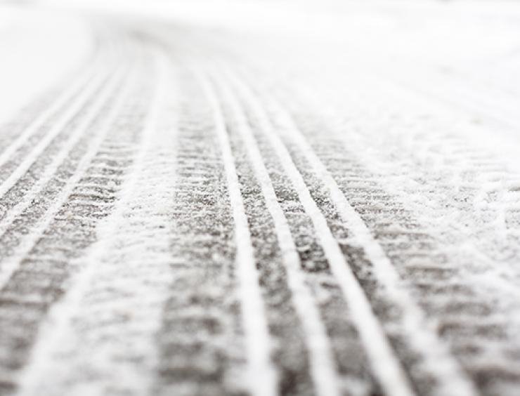 Waar dienen de zijgroeven op winterbanden voor?